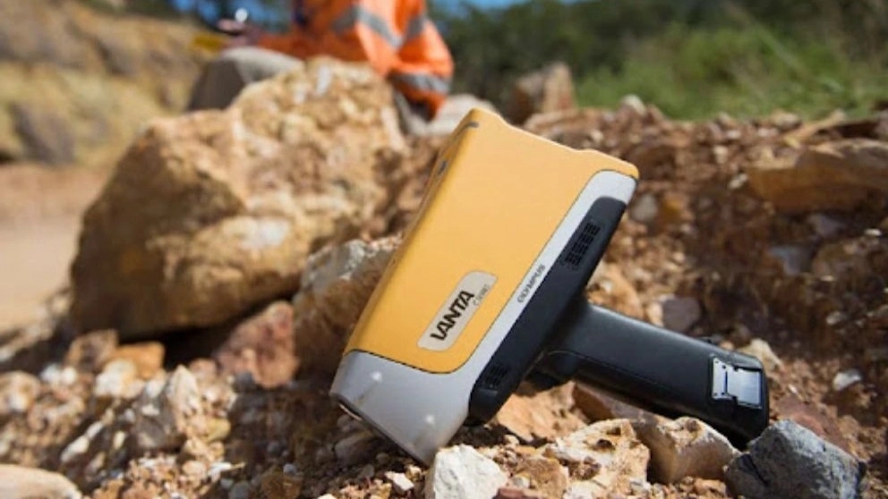Khalkari Zarin Sanat, mineral soil test with XRF device in Karaj