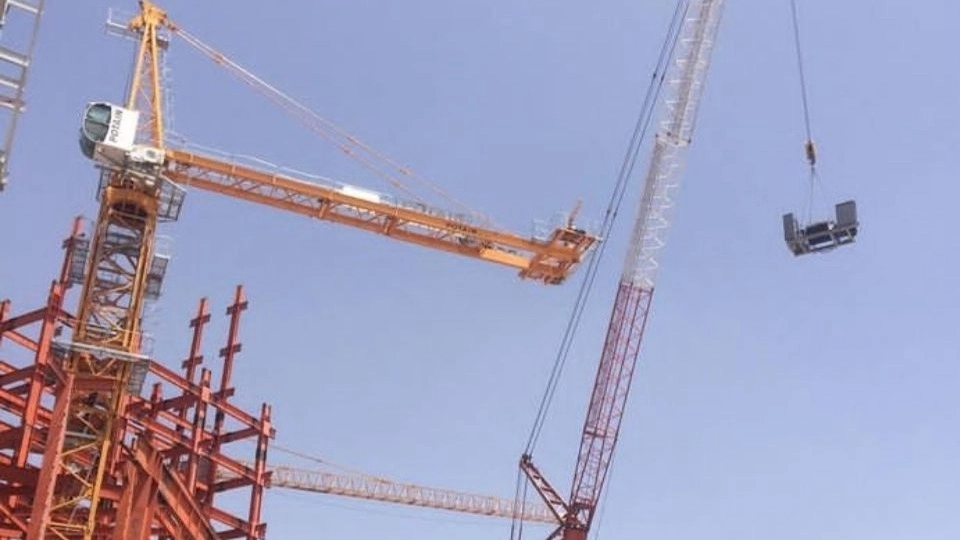 Sale and installation of tower crane mc46 25ton installed on Tat hospital next to Mall of Iran