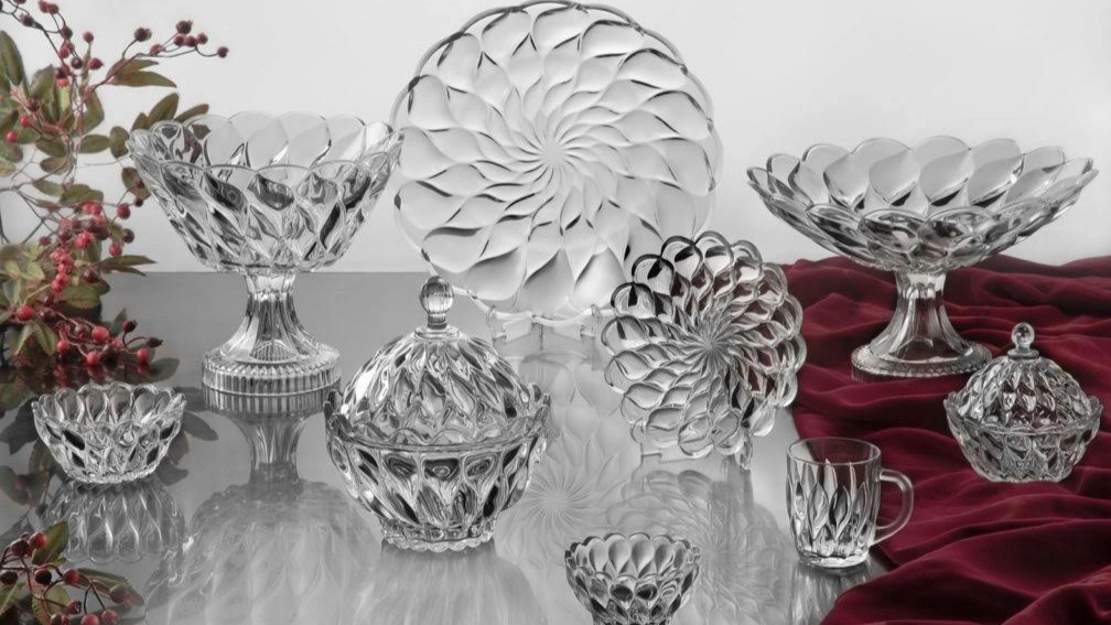 All kinds of materials for serving dishes