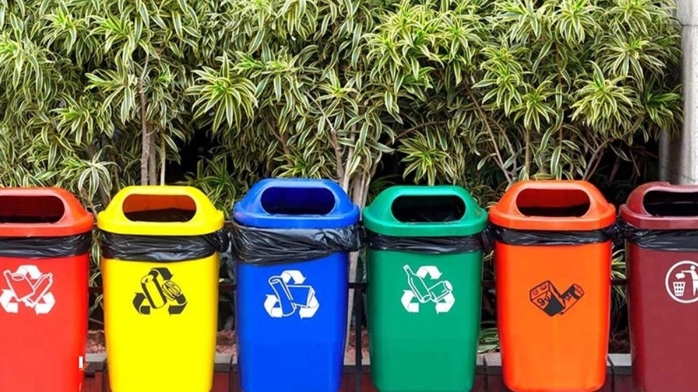 The price of a plastic city trash can