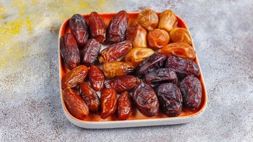 What are the properties of dry dates?
