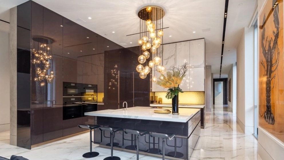 How should the cabinets of a modern kitchen be?