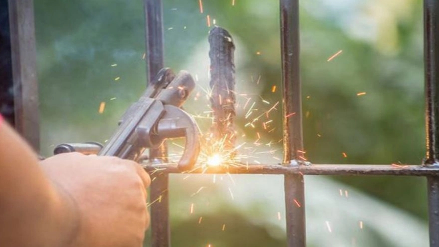 Sadeghi welding, manufacturing and installation of doors and windows in Isfahan