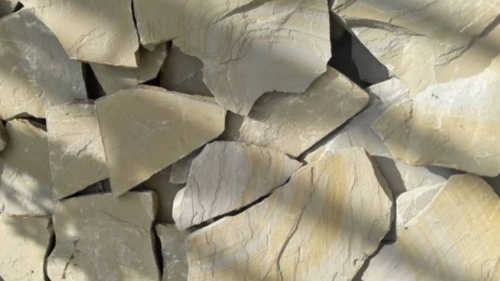 The use of rubble stone in the area and facade of the building