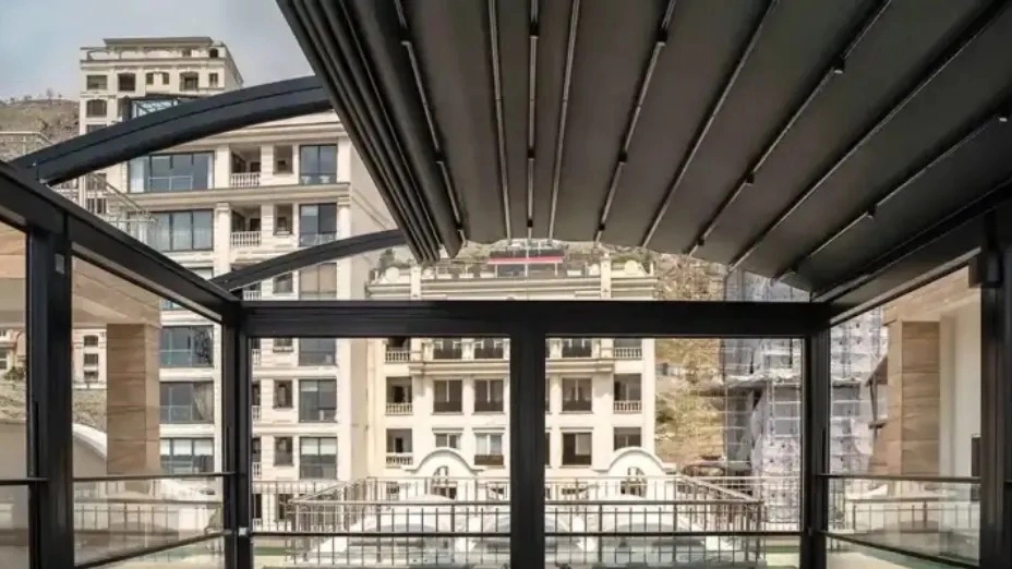 Advantages and applications of guillotine moving glass