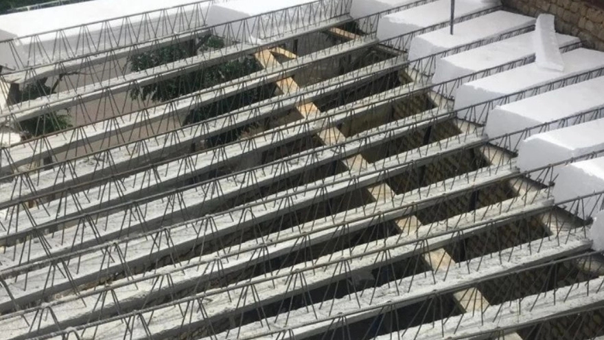 The difference between the beam ceiling and the chromite beam block