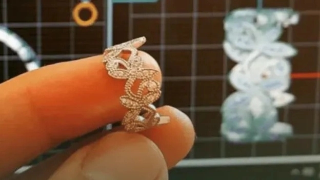 The difference between customized gold and ready-made gold