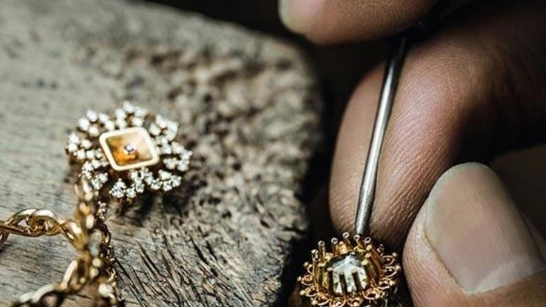 Samey Gold, designer and manufacturer of jewelry with stones and pearls in Razavi Khorasan