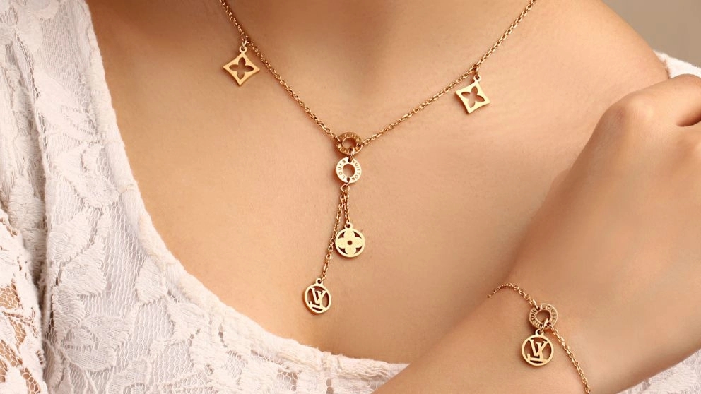 What are the differences between fine and thick gold service?