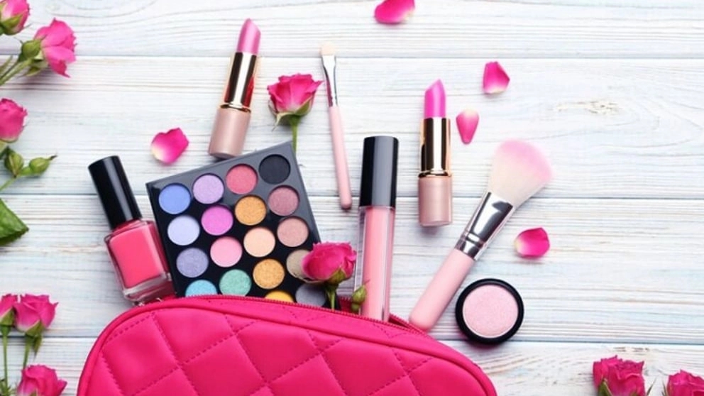 Ways to distinguish original cosmetics from fake ones