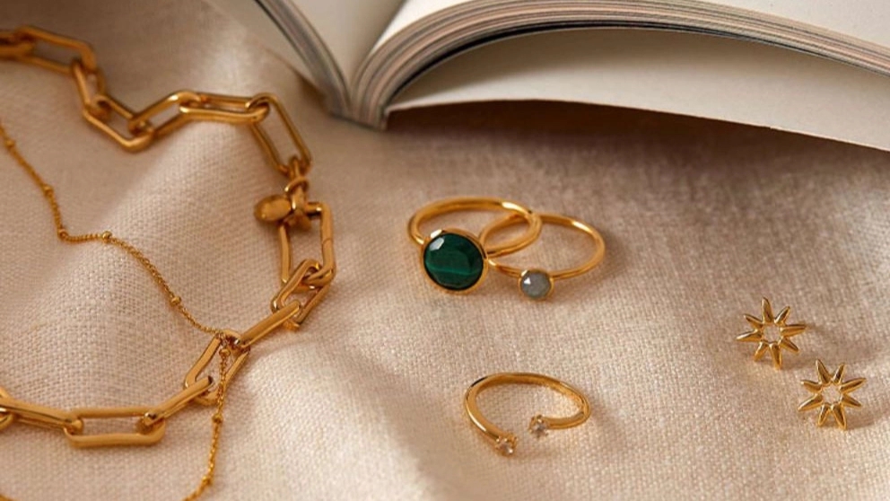 What is the difference between gold set and half set in terms of appearance?