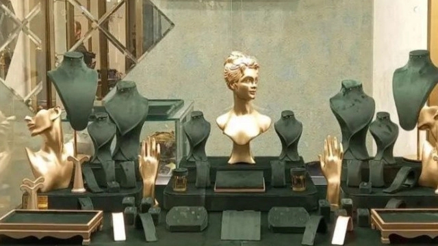 Tips about showcase and decoration of gold shop