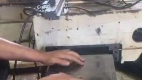 Grinding the base of the z-axis plate of the boring machine