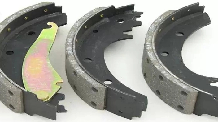 Repairing of Ali's wheel hubs and hubs in Maroudasht, Fars province