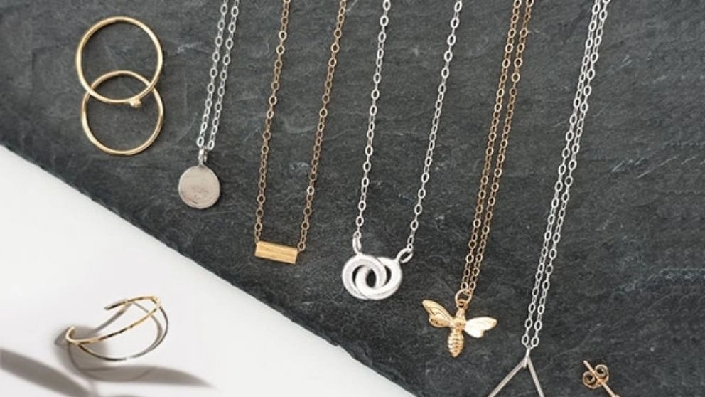 Rozhan Jewelry Gallery, design and manufacture of delicate and minimal gold in Mashhad