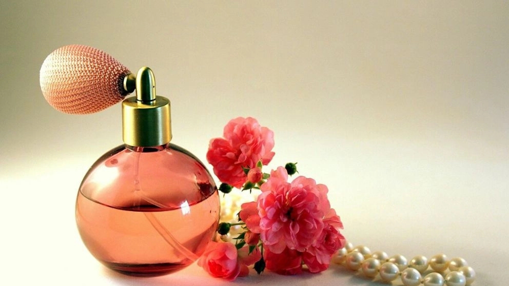 What are the characteristics of a suitable perfume for the spring season?