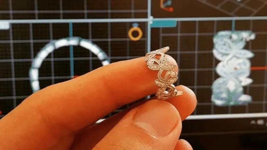 The difference between customized gold and ready-made gold