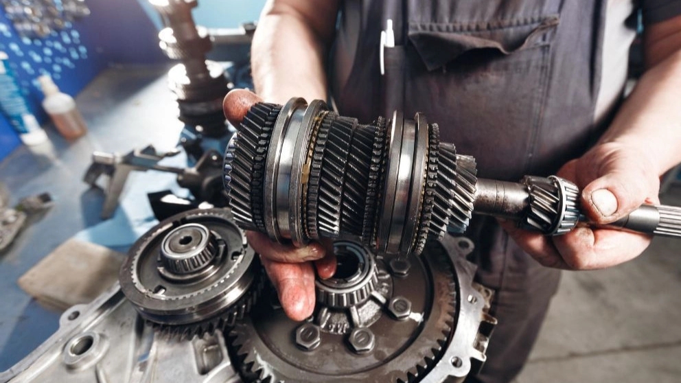 What is the cause of car gearbox oiling?