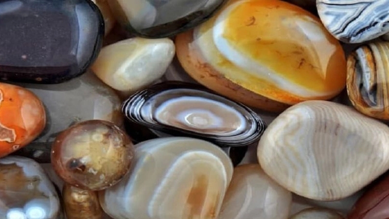 Sangdoni, selling all kinds of precious stones and agates in Tabas