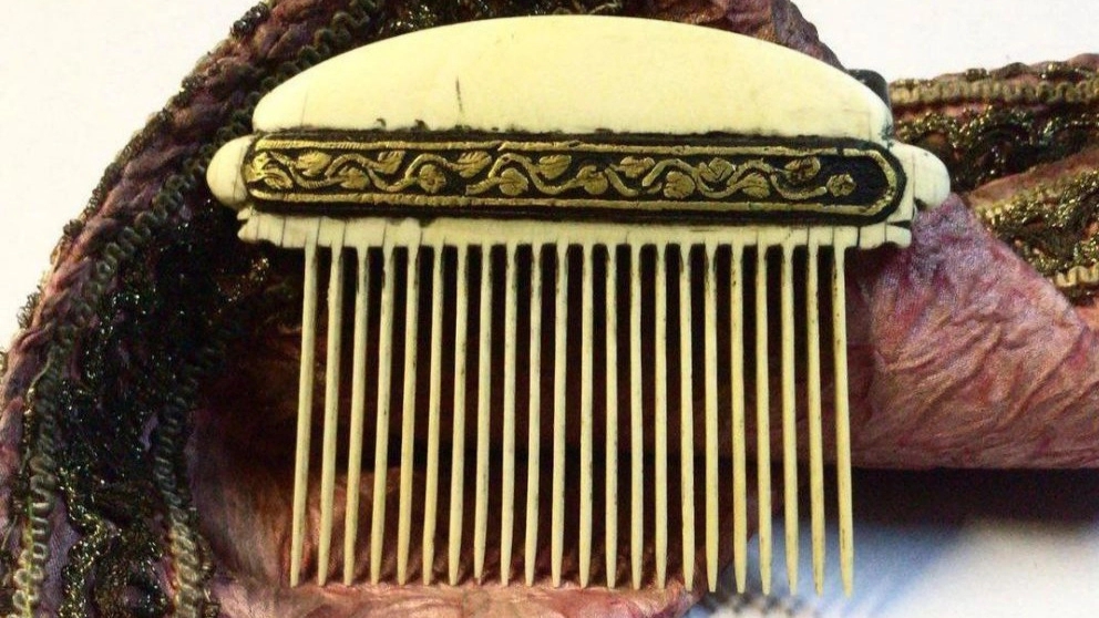 The difference between antiques and vintage items