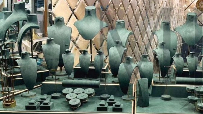 Tips about showcase and decoration of gold shop