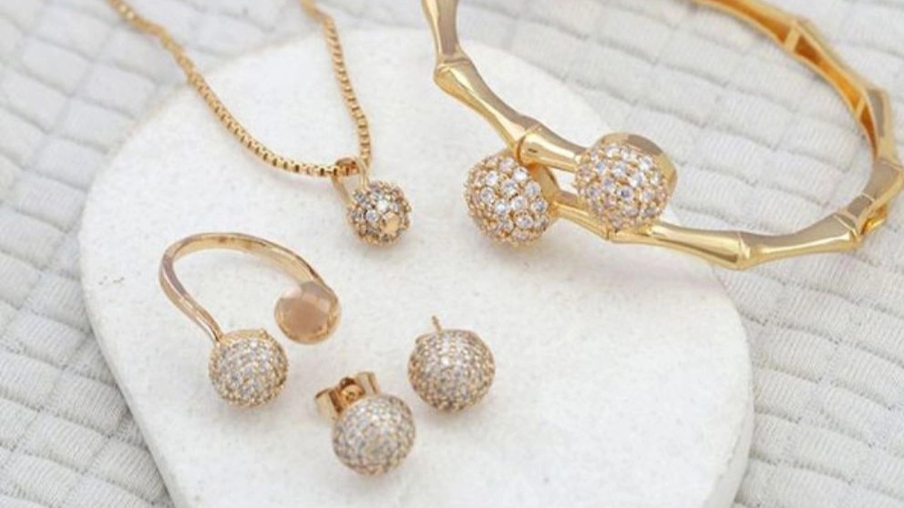 What you need to know about gold half set