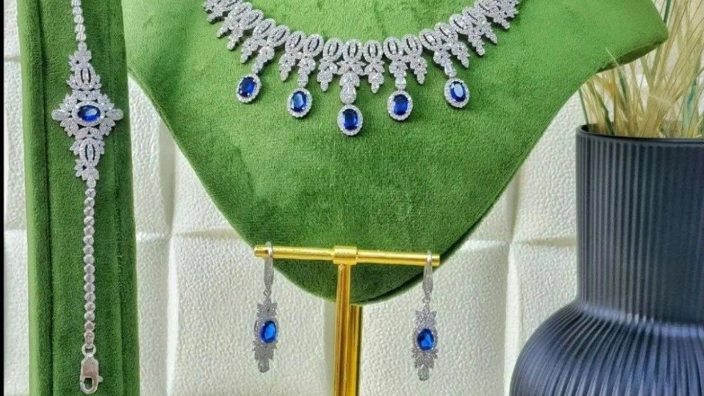 Buying a new bridal service set and a half set for girls and women