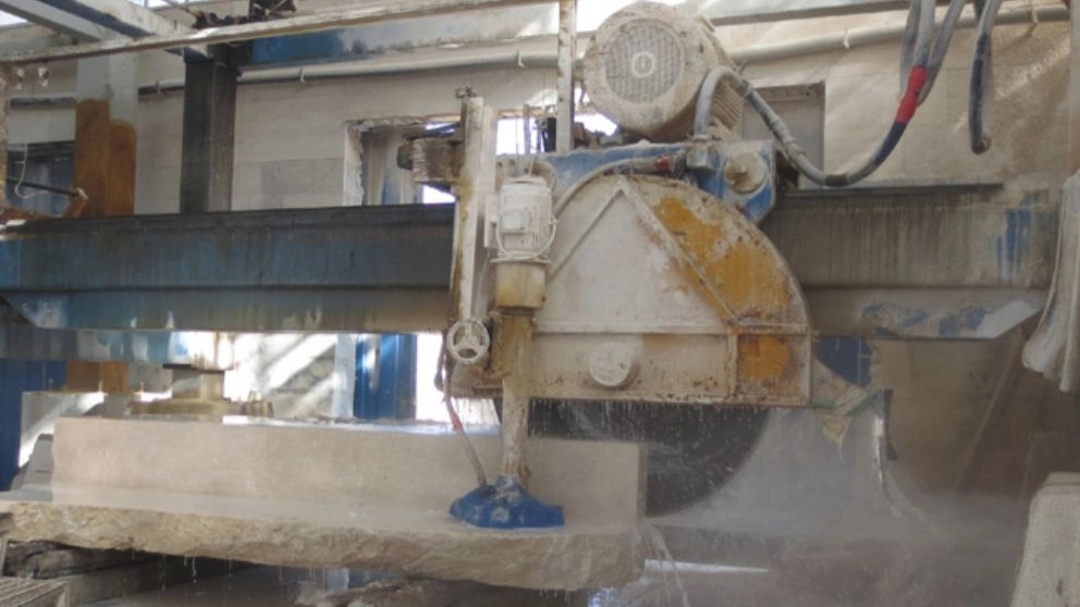 What is a stone cutting machine and what are its uses?