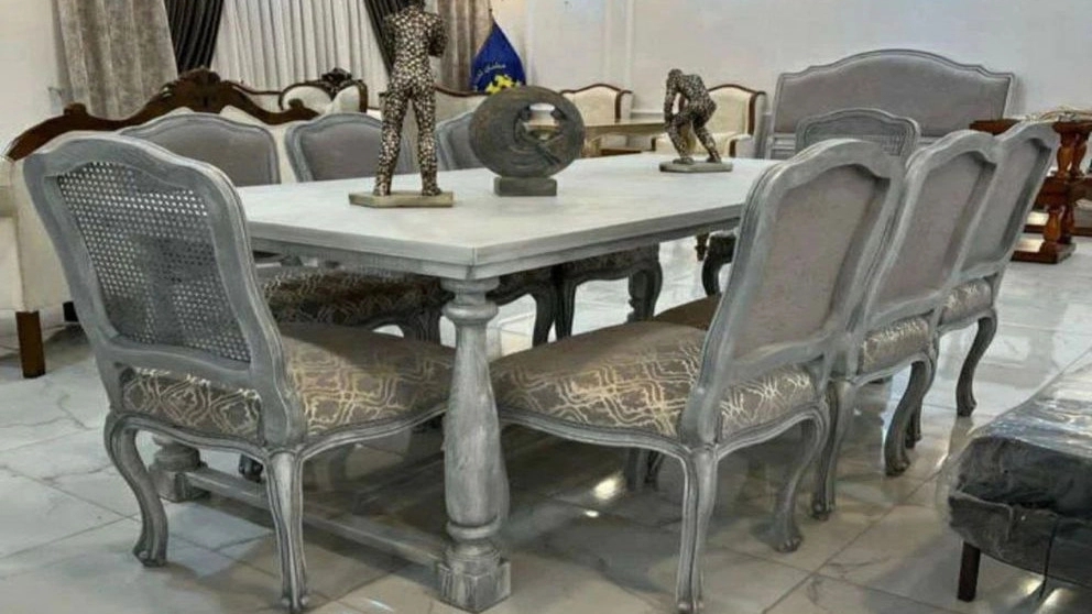 What are the characteristics of choosing an ideal dining table?
