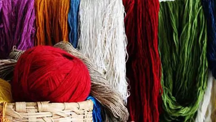 Production of hand-woven North-West carpet yarn in Tabriz