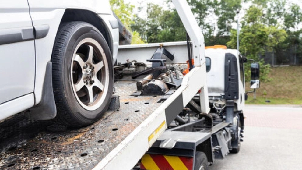 Nissan Asgari crane truck, car rescue in Durood Lorestan
