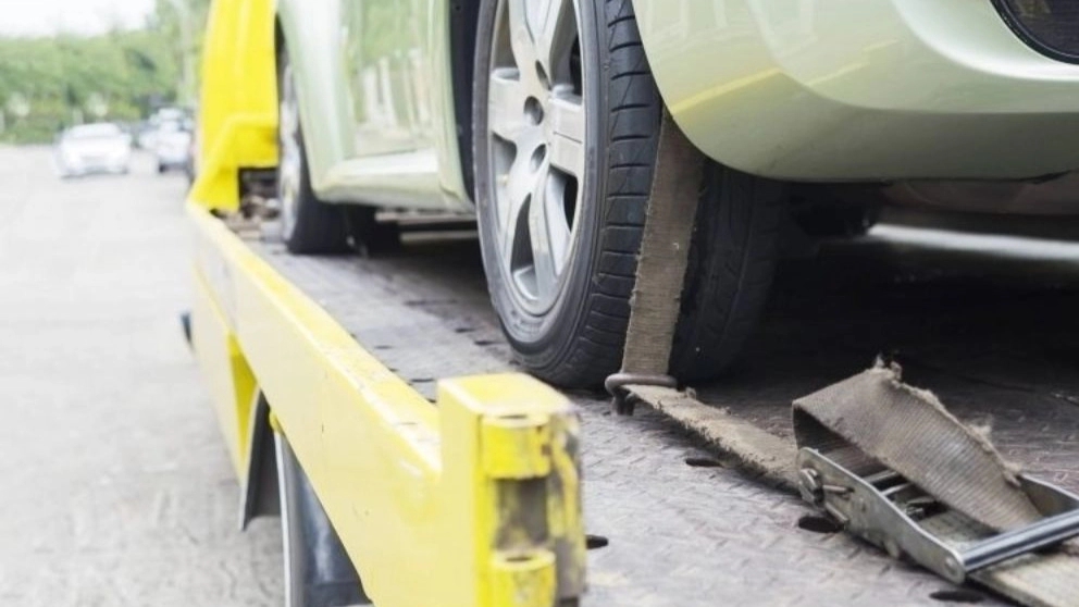 Important safety tips before transporting and towing a car