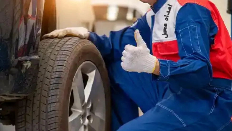 What are the duties of car assistance?