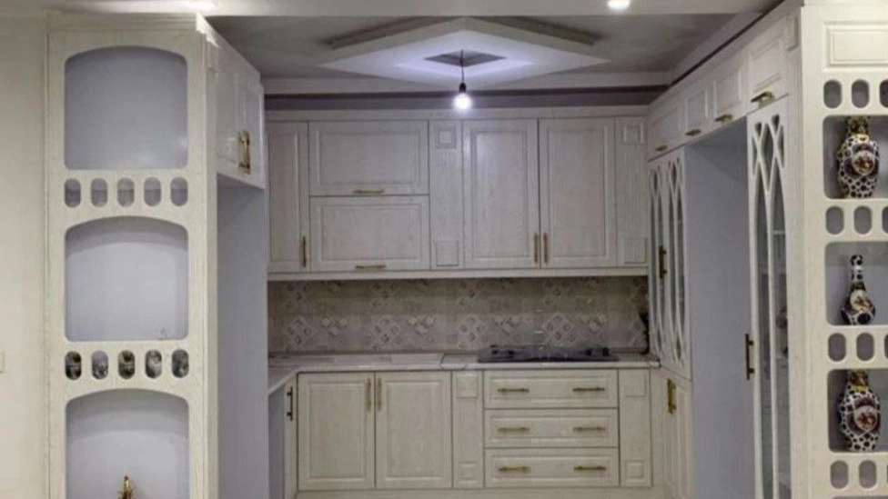 What factors affect the choice of cabinet color?