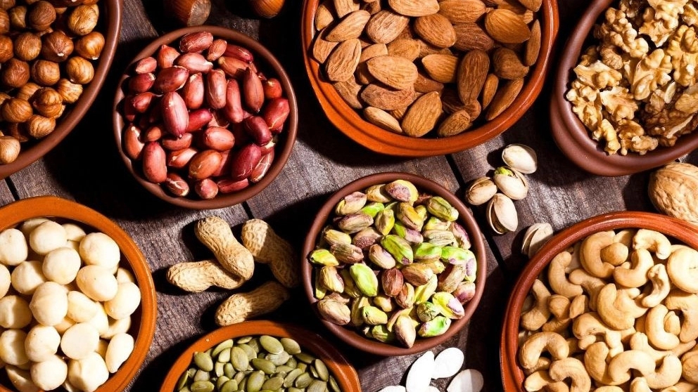 Some golden tricks to store nuts for a long time at home