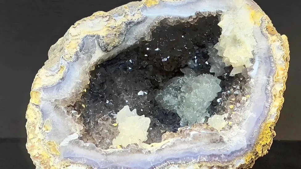 Geode classification based on crystals and their properties