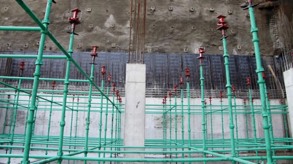 The difference between formwork and scaffolding