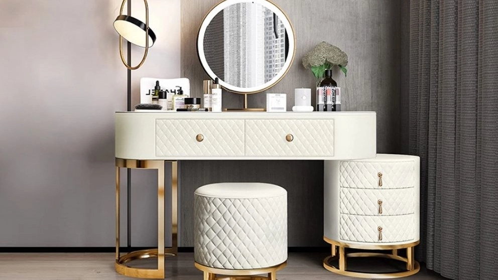 Tips on how to choose a suitable table for the bedroom