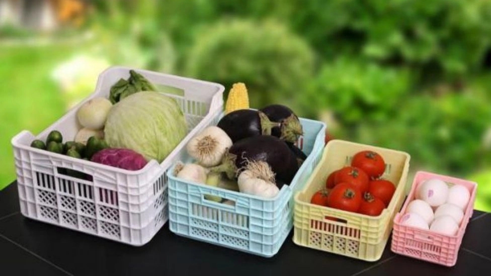 Plastic fruit basket