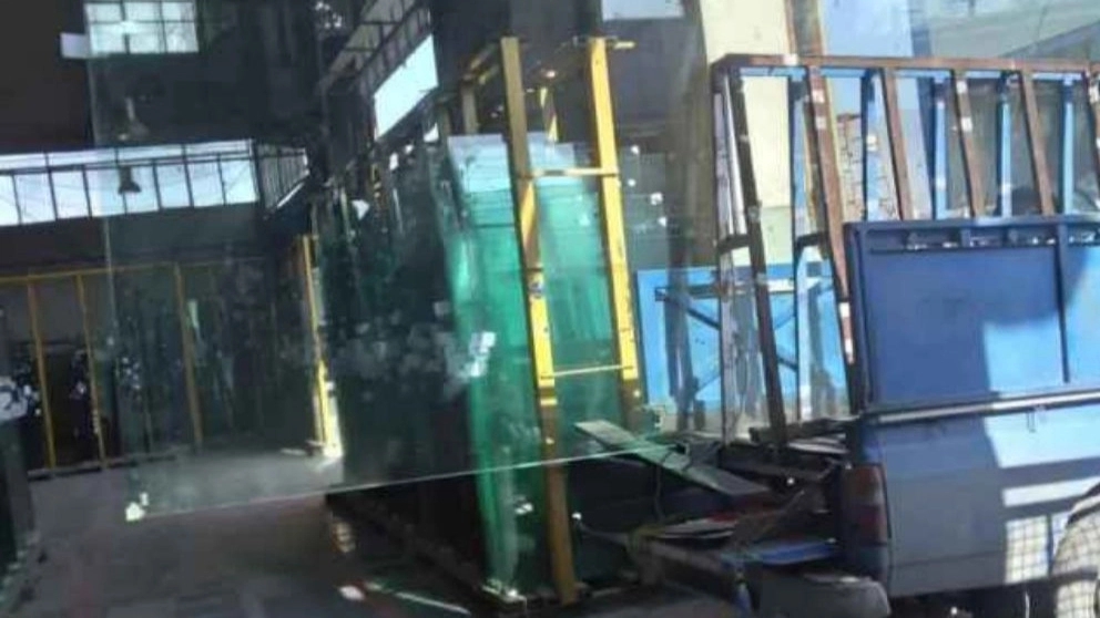 Davoodzadeh glass, transportation and installation of tempered glass and slab stone in Tehran