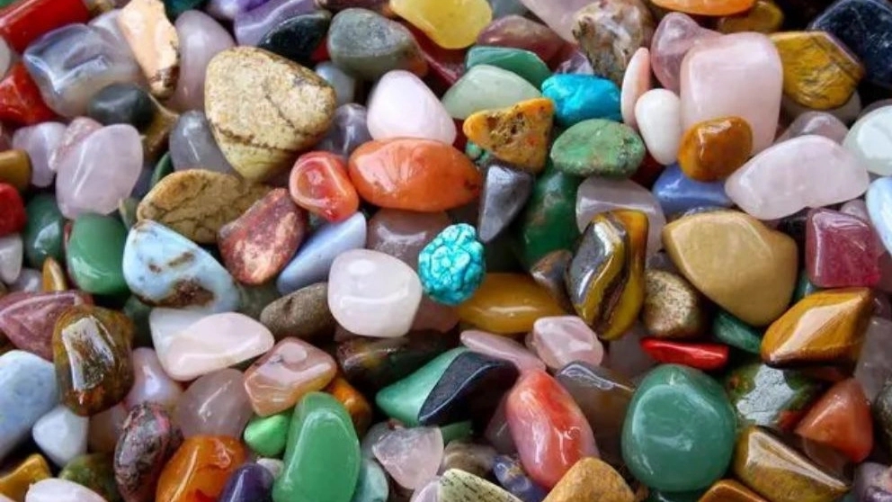 How do you distinguish between real and fake stones?