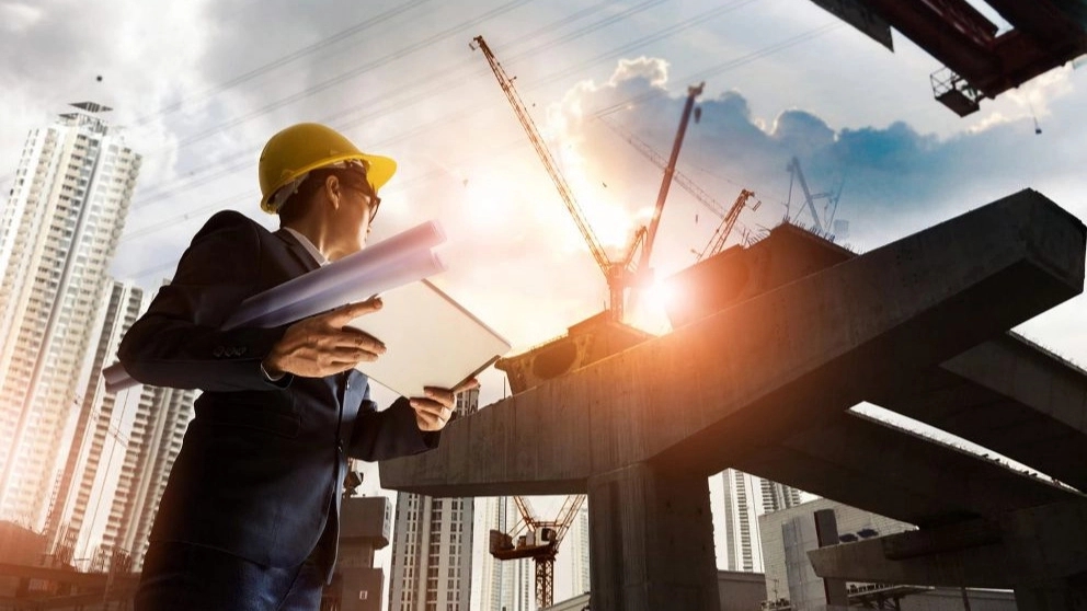 What are the duties of a construction project manager?