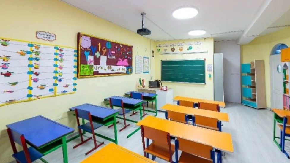Roja non-governmental girls' preschool and primary school in Isfahan