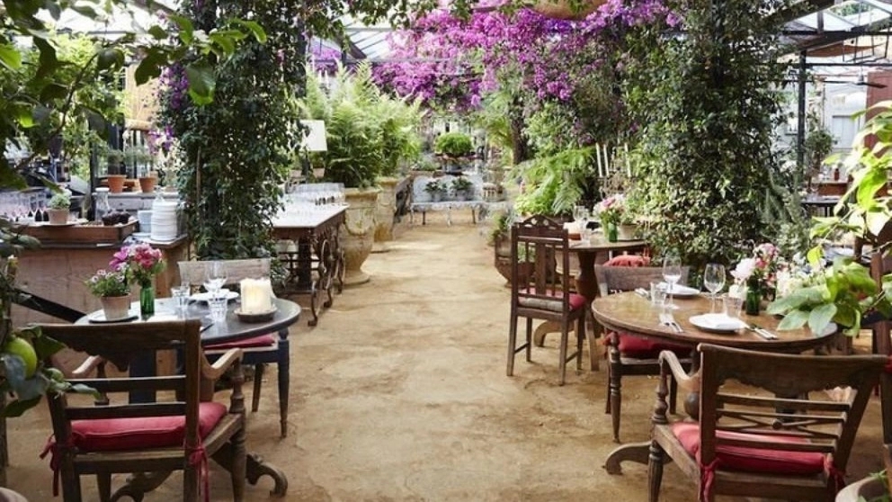 Khan Sera restaurant garden in Qom