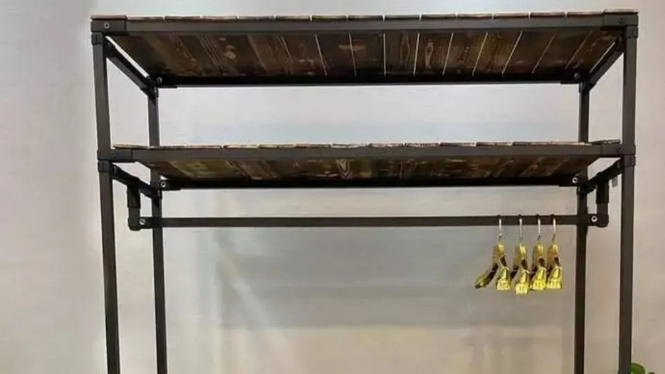 Tekno Fells, sale of regal shop in the woodworking hall, shelving in the monastery