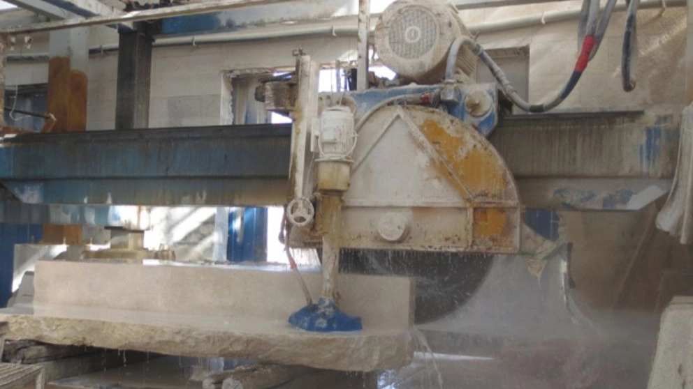 What is a stone cutting machine and what are its uses?