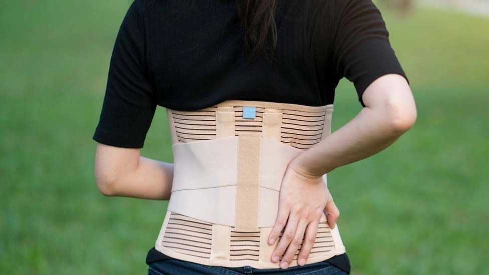 What are the effects of the belt on the lumbar disc?