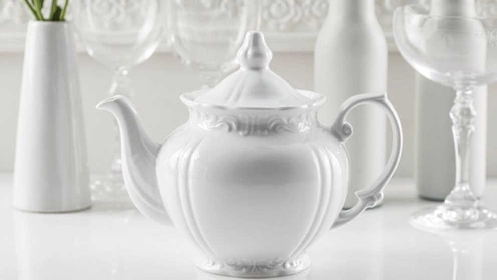 Production of porcelain teapot in Isfahan