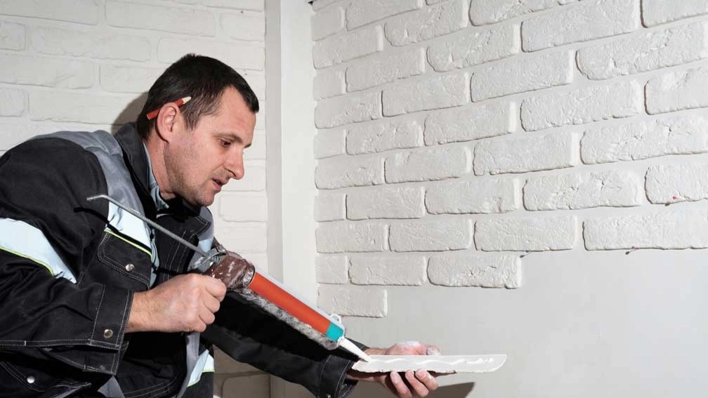 The difference between silicone glue and aquarium glue