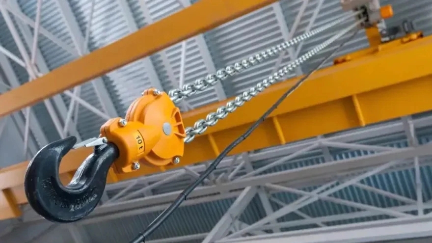Safety tips for working with overhead cranes